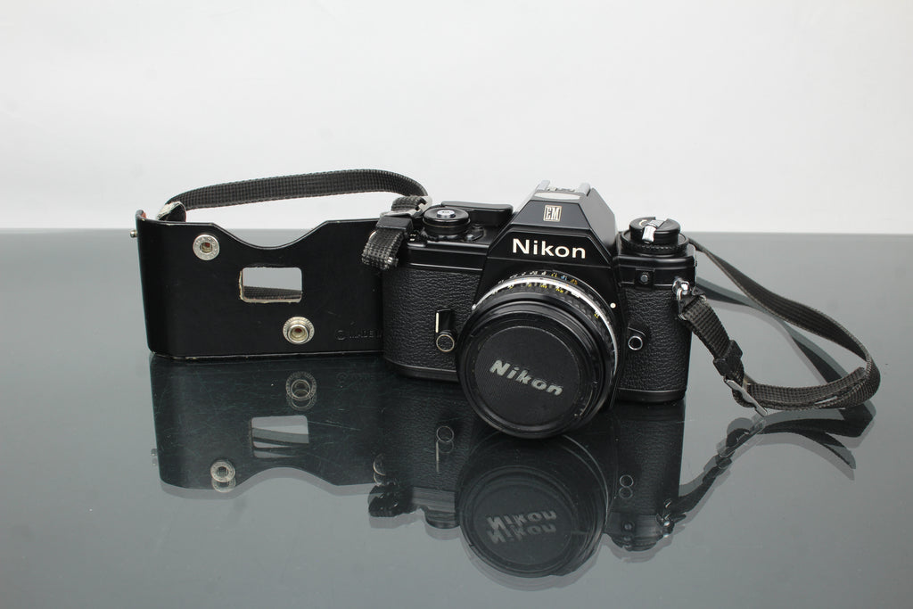 Nikon EM + 50mm 1:1.8 Series E objektiivi