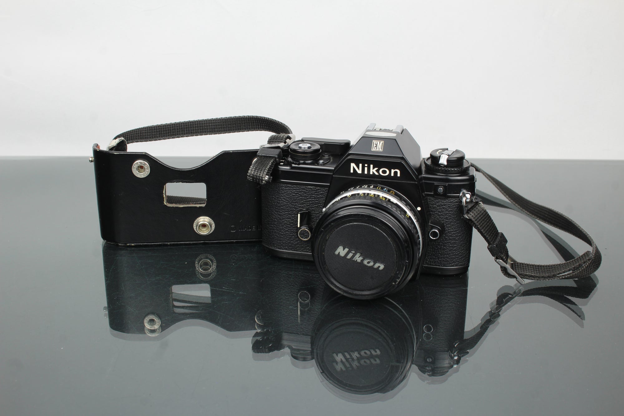 Nikon EM + 50mm 1:1.8 Series E objektiivi