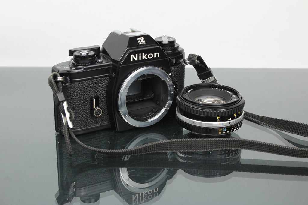 Nikon EM + 50mm 1:1.8 Series E objektiivi
