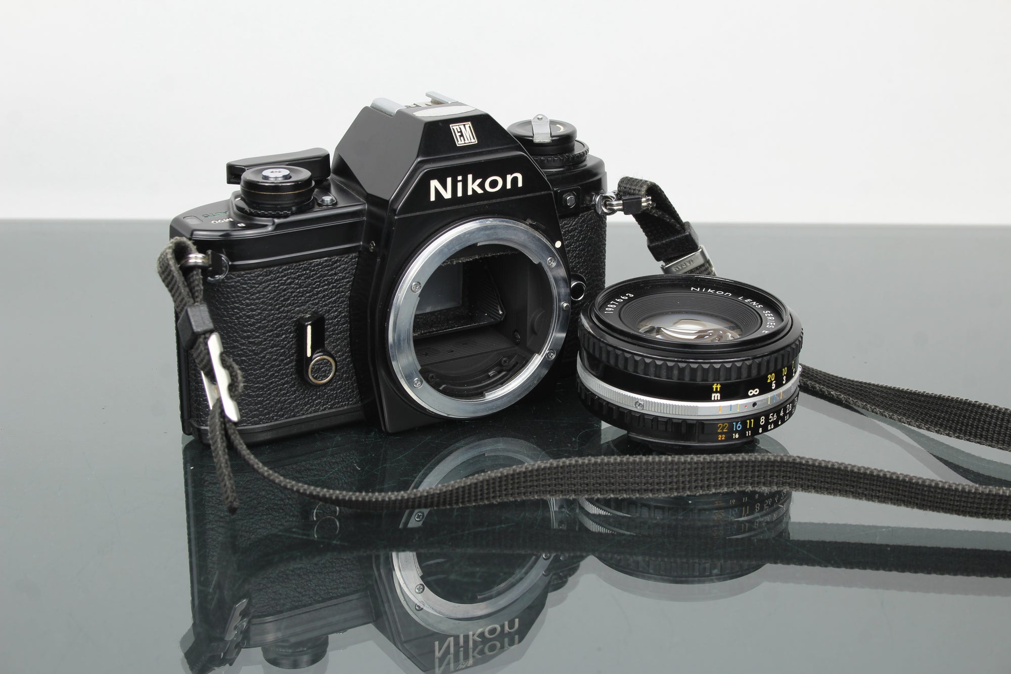 Nikon EM + 50mm 1:1.8 Series E objektiivi