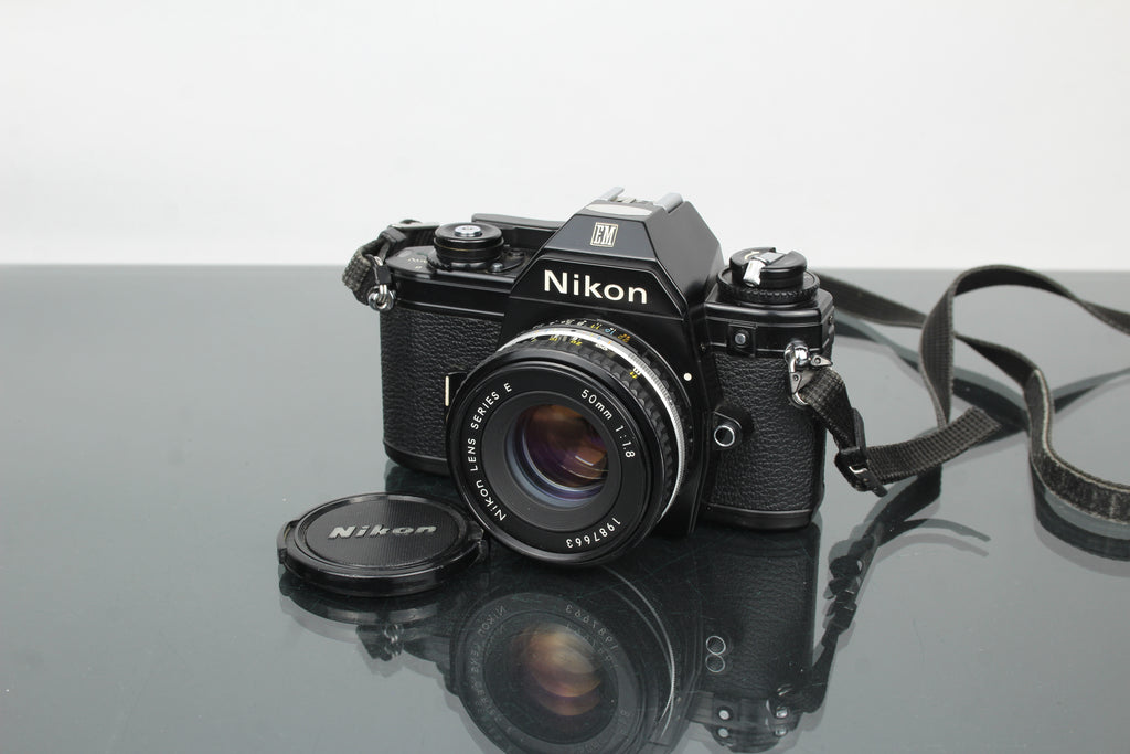 Nikon EM + 50mm 1:1.8 Series E objektiivi