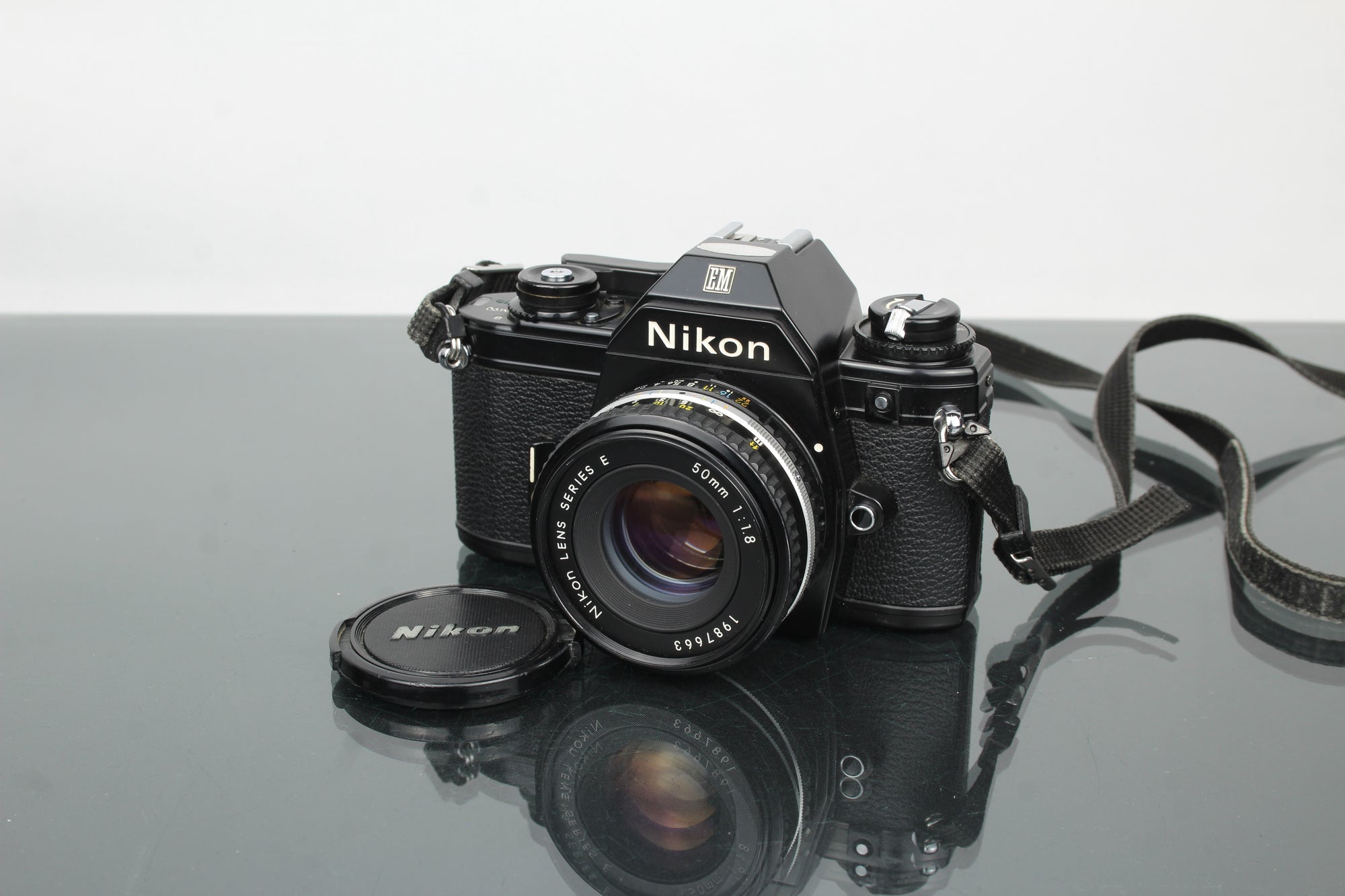 Nikon EM + 50mm 1:1.8 Series E objektiivi