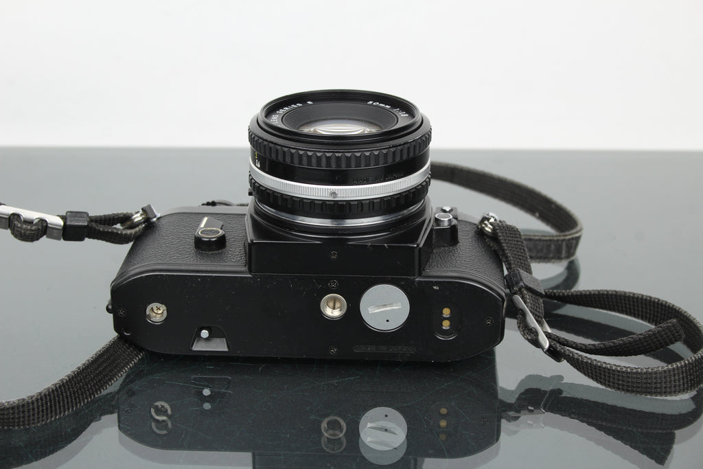 Nikon EM + 50mm 1:1.8 Series E objektiivi