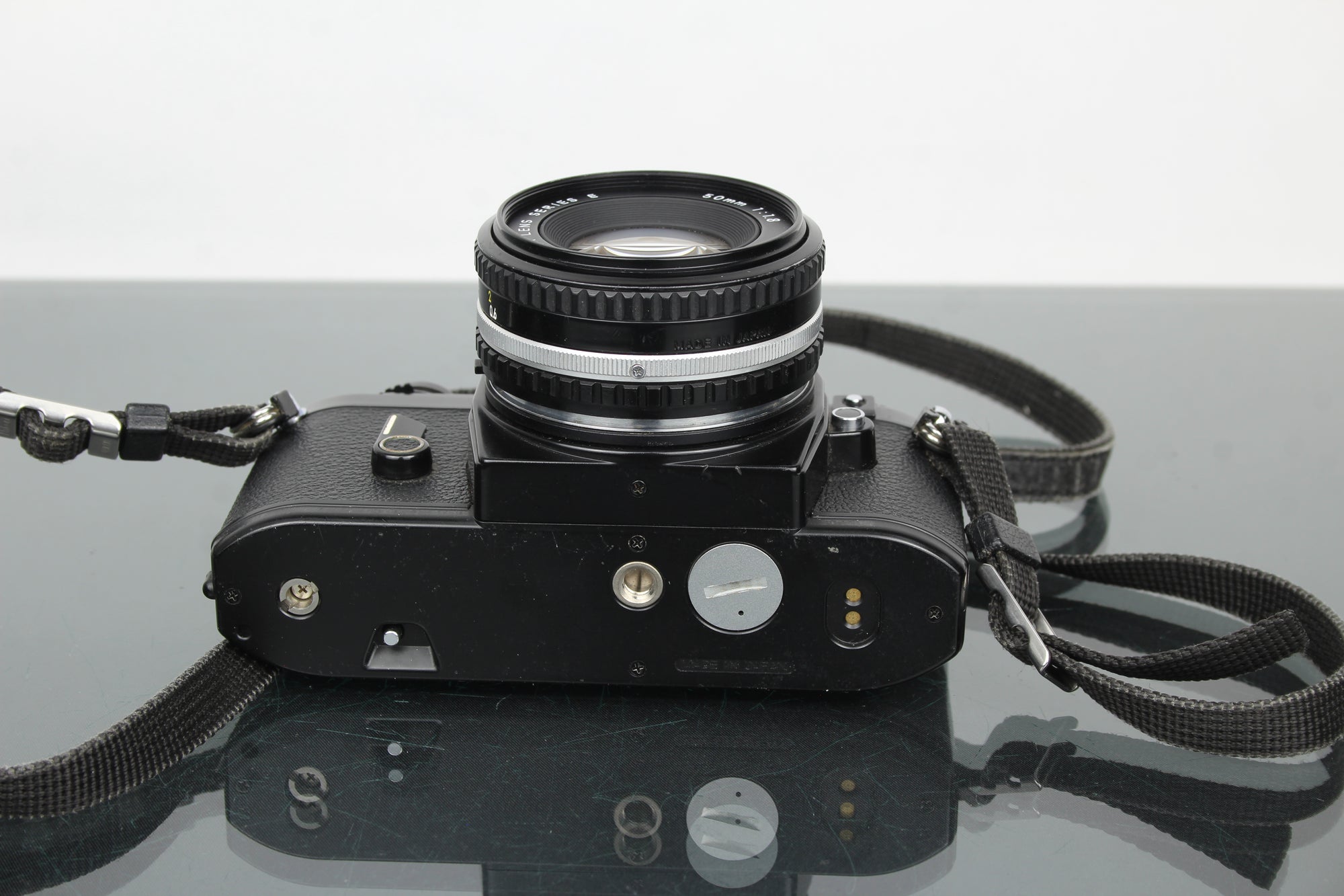 Nikon EM + 50mm 1:1.8 Series E objektiivi