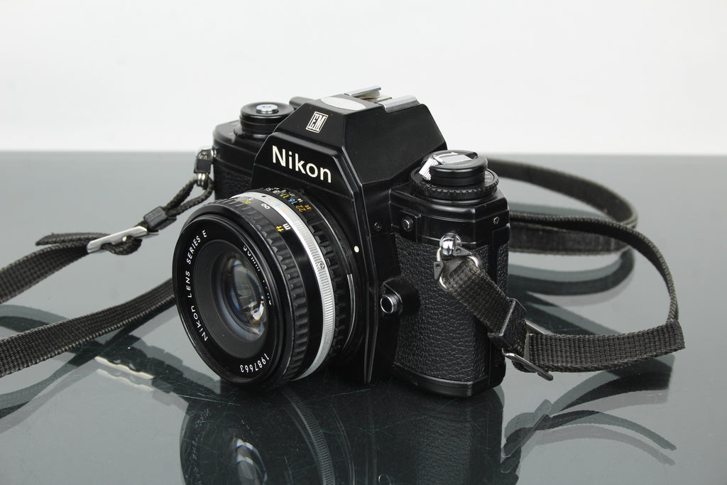 Nikon EM + 50mm 1:1.8 Series E objektiivi