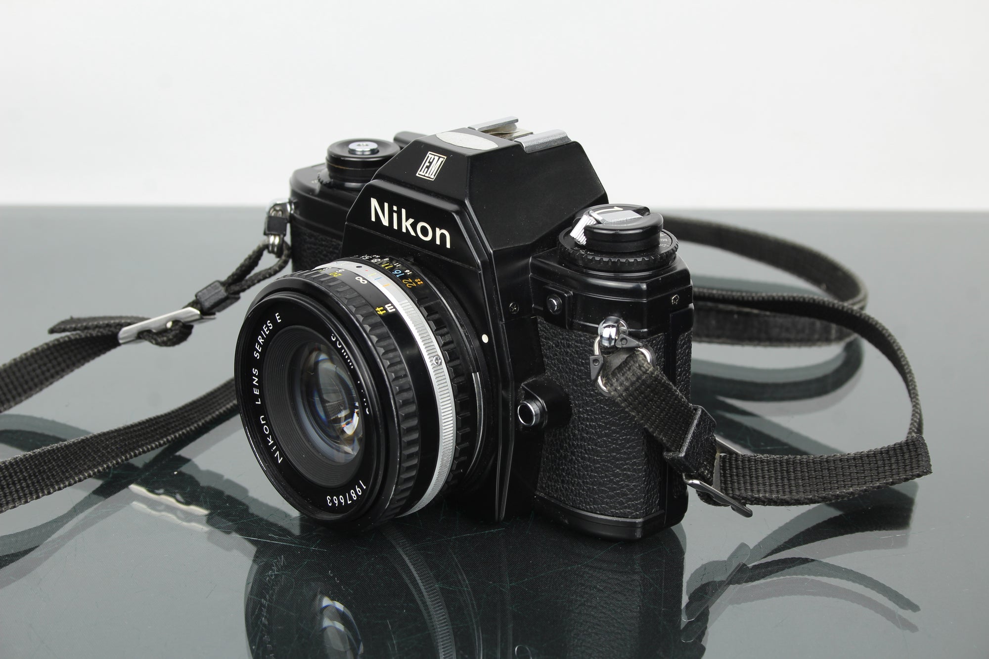 Nikon EM + 50mm 1:1.8 Series E objektiivi