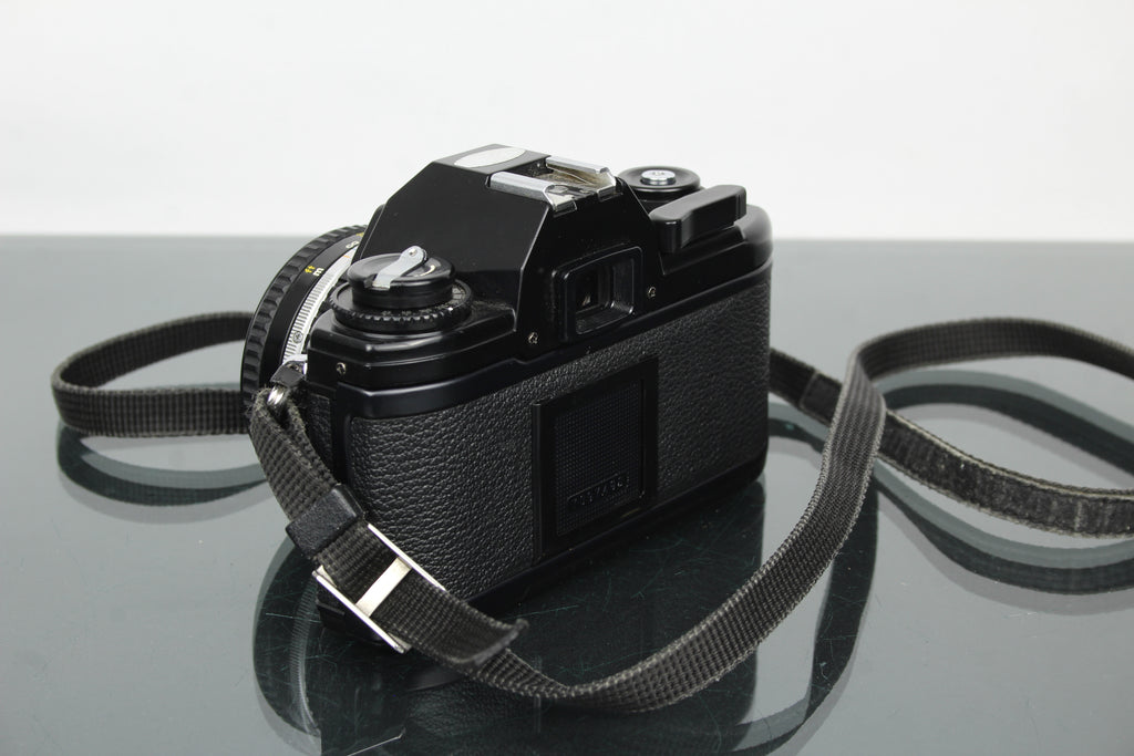 Nikon EM + 50mm 1:1.8 Series E objektiivi