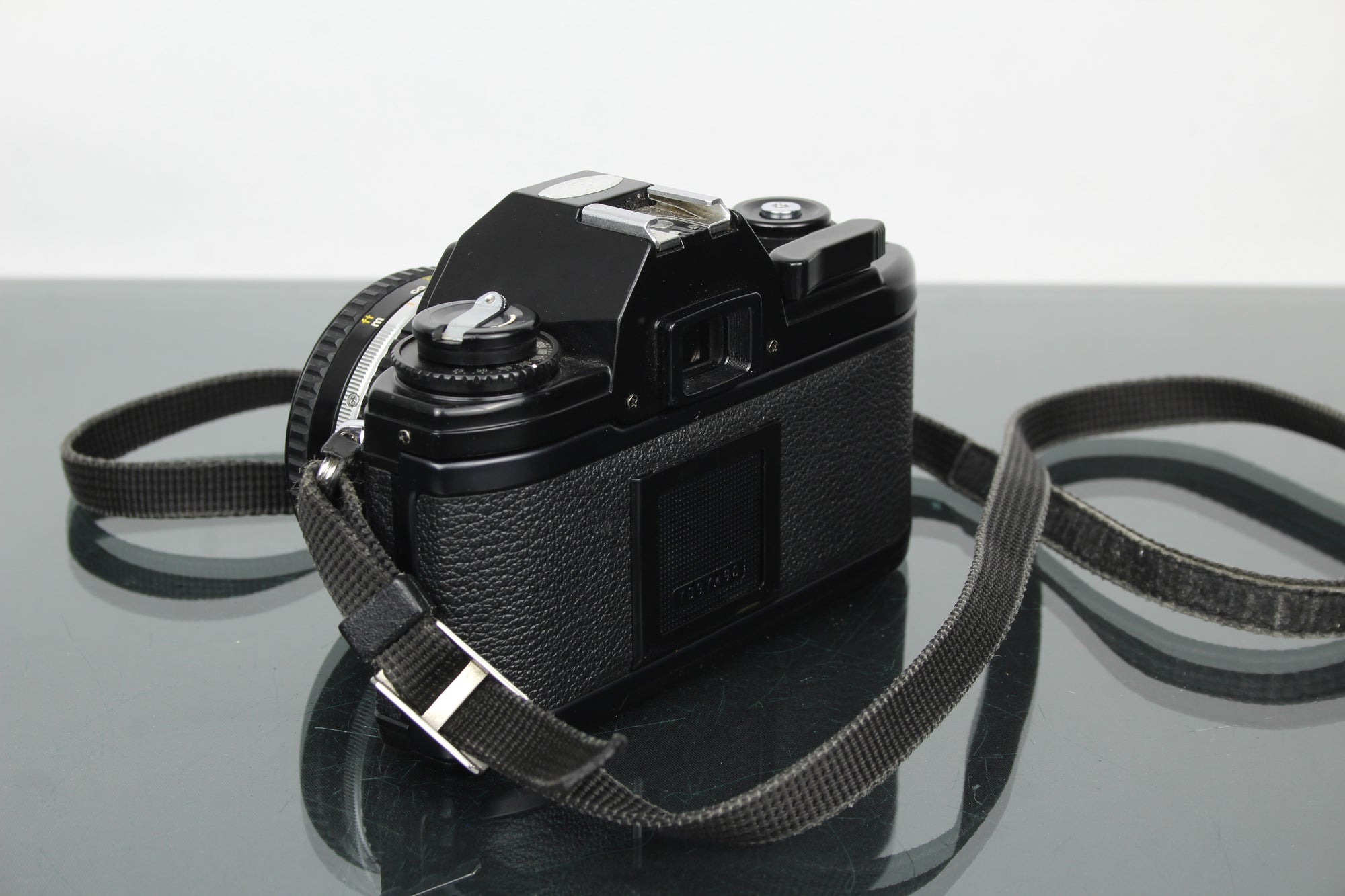 Nikon EM + 50mm 1:1.8 Series E objektiivi