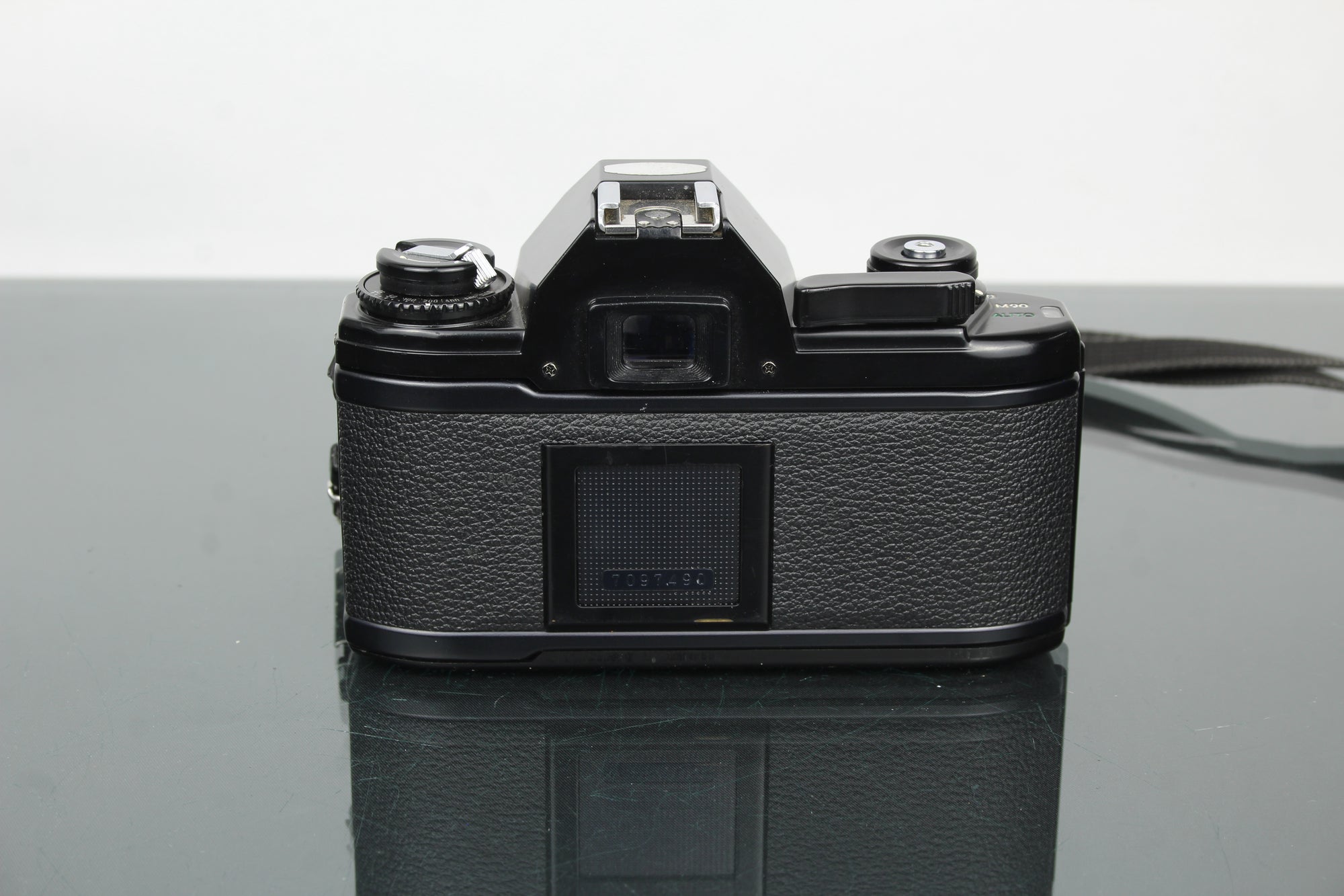 Nikon EM + 50mm 1:1.8 Series E objektiivi