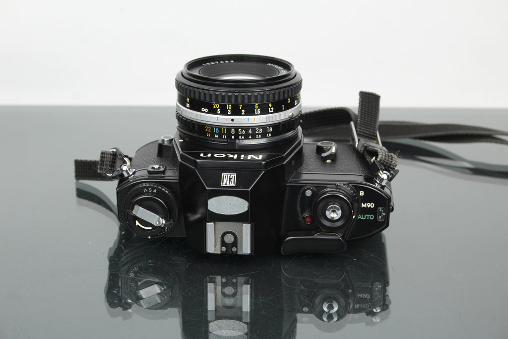 Nikon EM + 50mm 1:1.8 Series E objektiivi