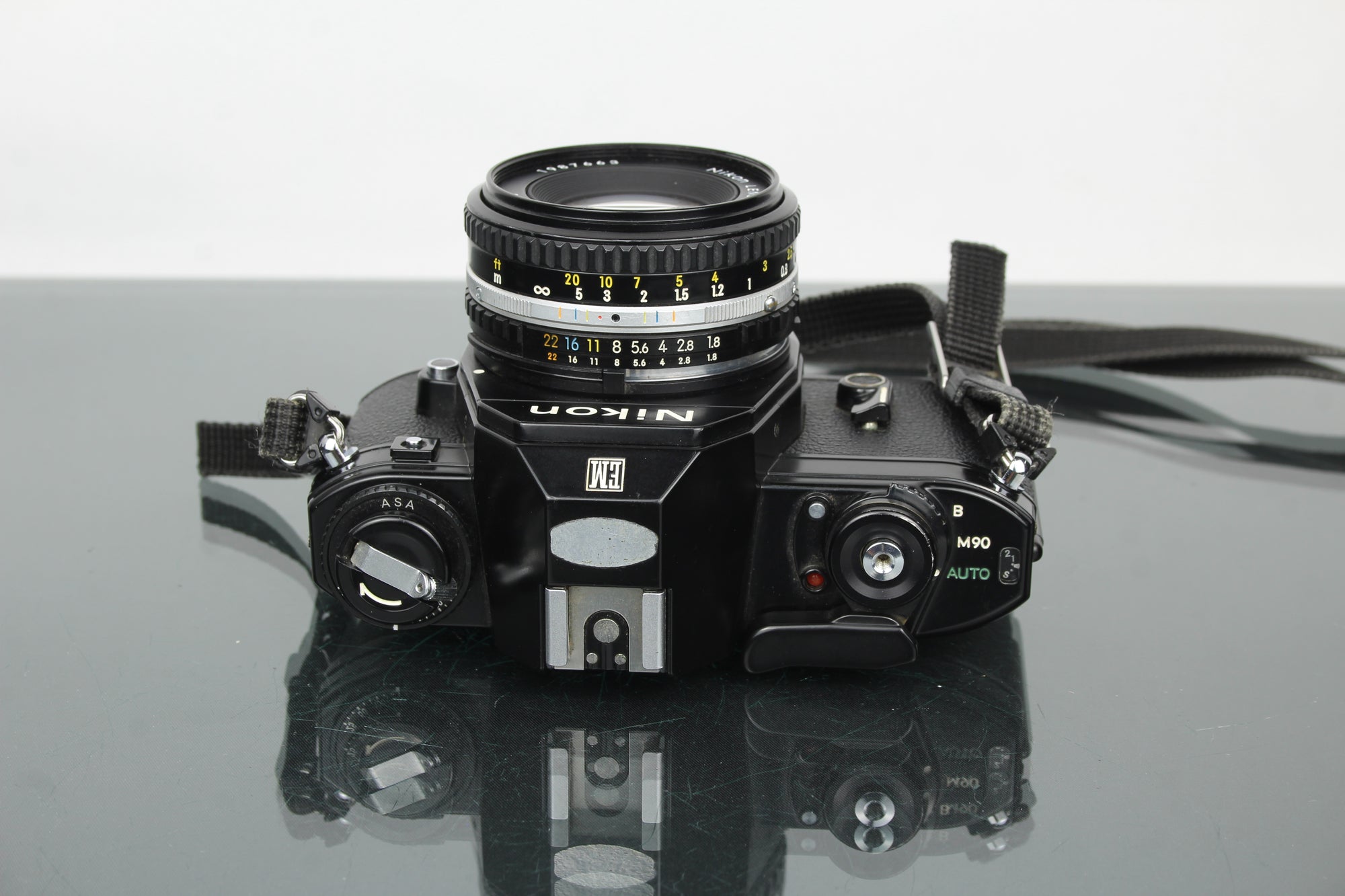 Nikon EM + 50mm 1:1.8 Series E objektiivi