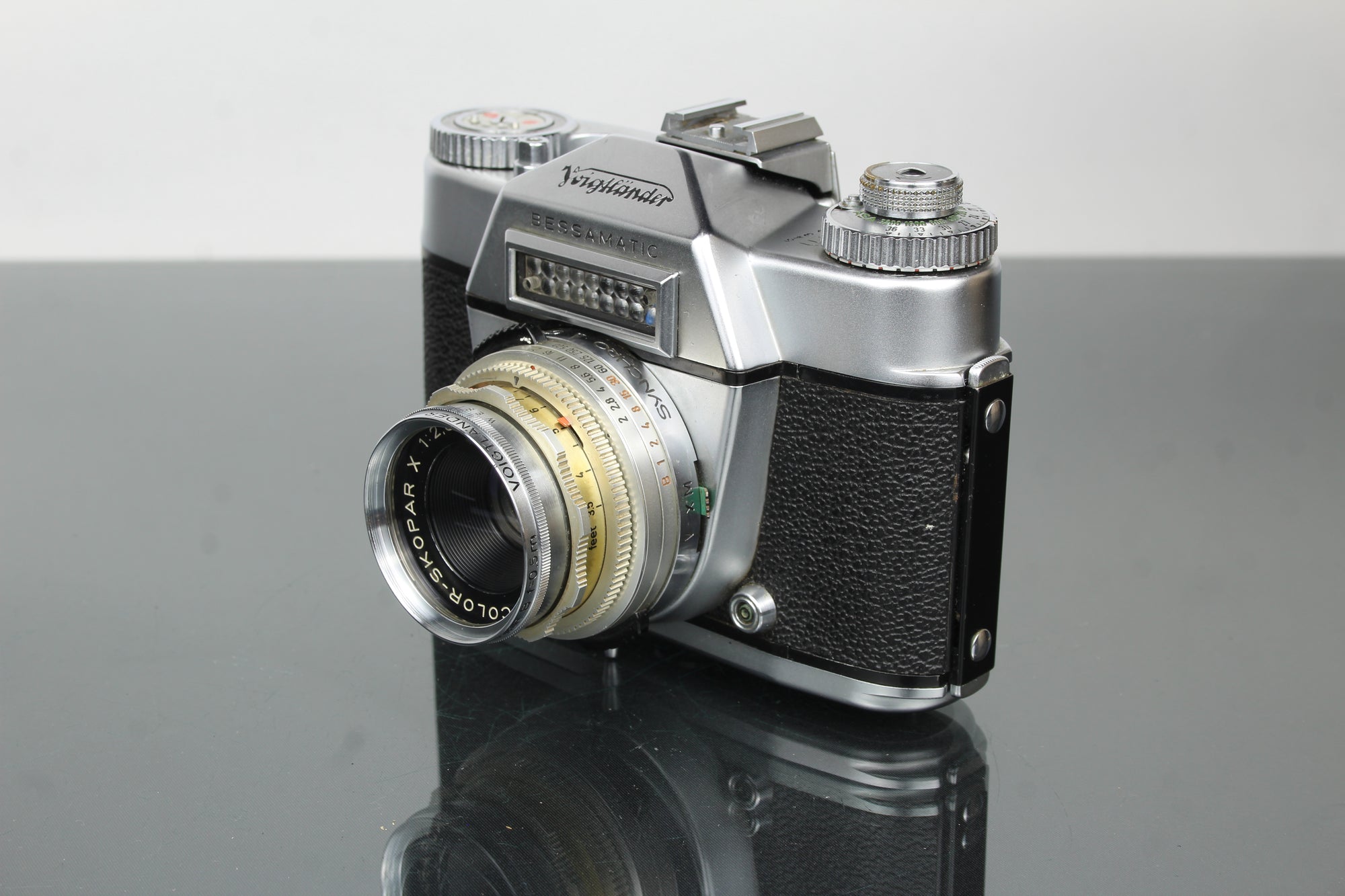Voigtländer Bessamatic + 50mm f/2.8 Color-Skopar objektiivi