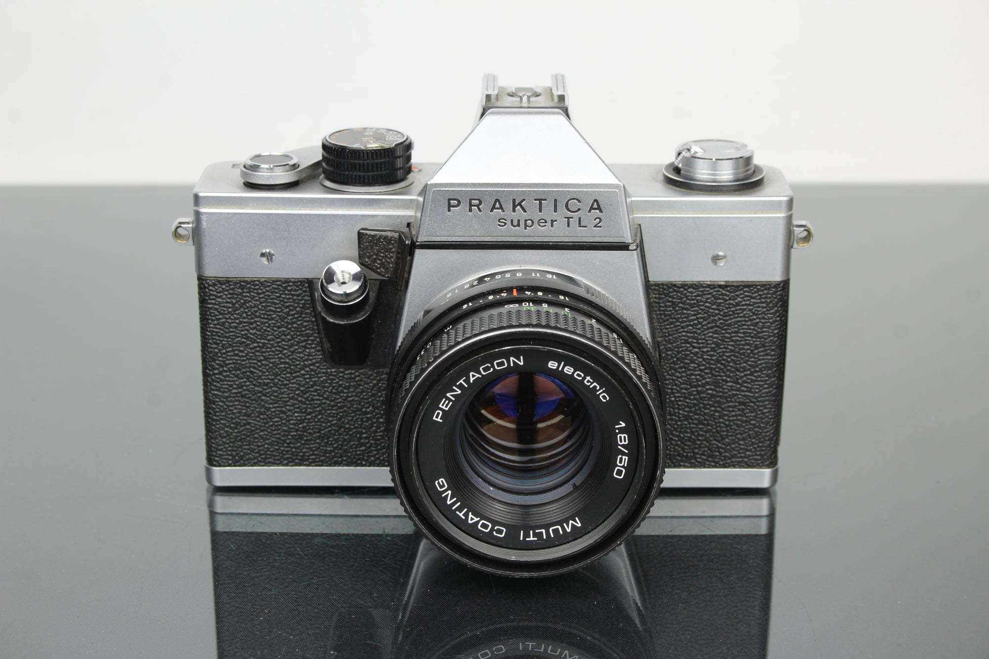 <tc>Praktica</tc> super TL2 + Pentacon sähköinen 50mm 1.8 M42 objektiivi