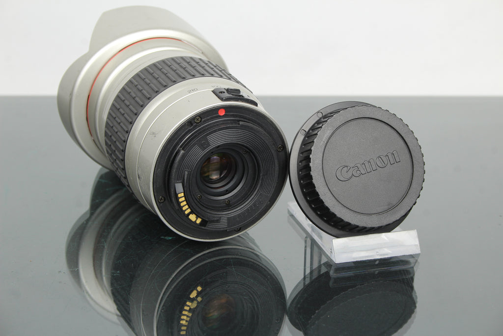 Cosina 28-210mm MC 1:4.2-6.5 Canon EF -kiinnitys