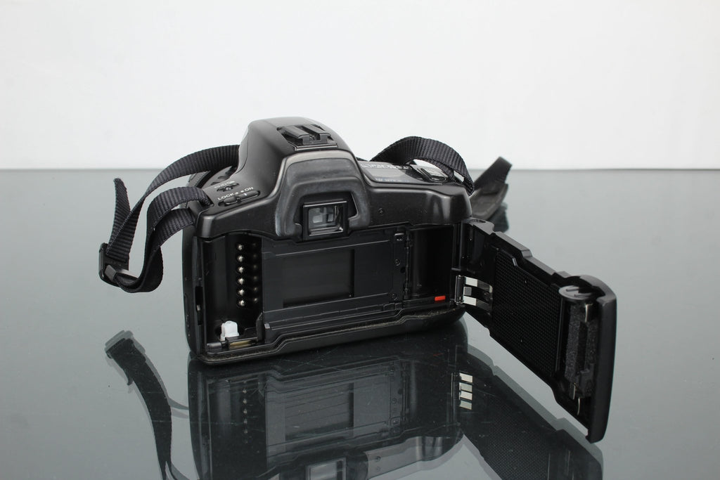 Minolta Maxxum 300si + Minolta AF Zoom 28 - 80mm - Dutch|Thrift