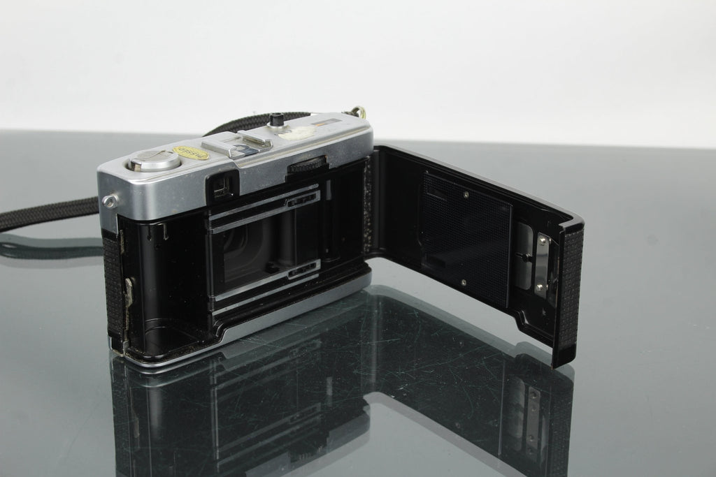 Olympus Trip 35 - Dutch|Thrift